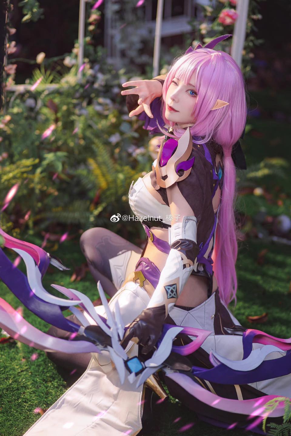 Ngắm màn cosplay Elysia trong Honkai Impact cực kỳ mãn nhãn, thế này bảo sao BeryL không chọn ngay làm skin CKTG 215193