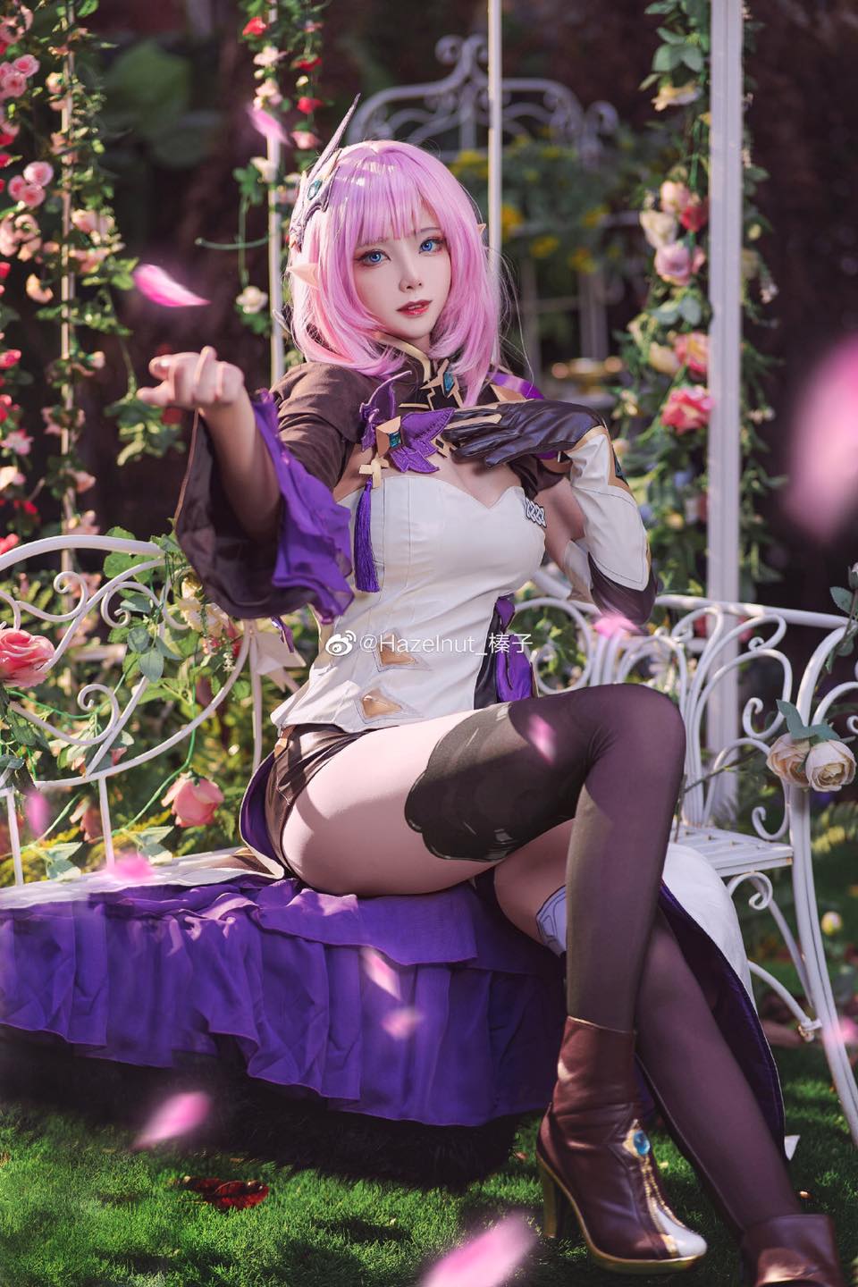 Ngắm màn cosplay Elysia trong Honkai Impact cực kỳ mãn nhãn, thế này bảo sao BeryL không chọn ngay làm skin CKTG 215197