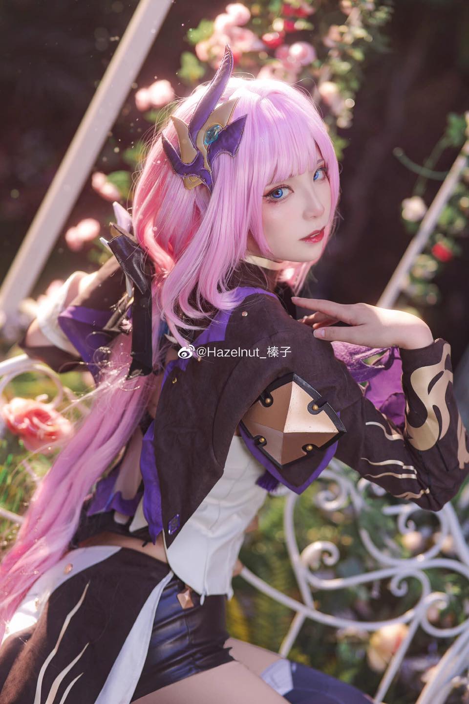 Ngắm màn cosplay Elysia trong Honkai Impact cực kỳ mãn nhãn, thế này bảo sao BeryL không chọn ngay làm skin CKTG 215198