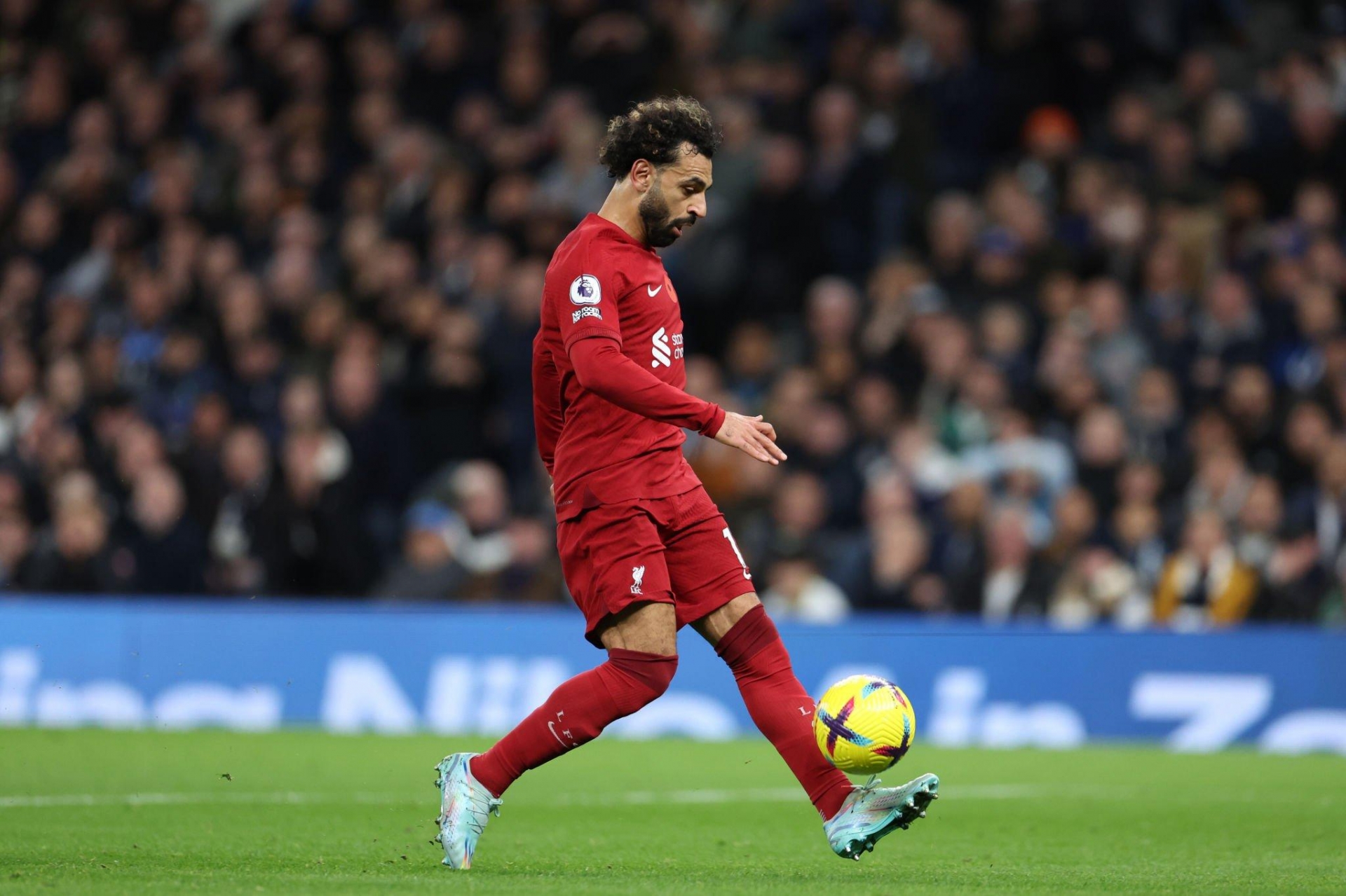 Tân dụng tốt sai lầm, một tay Salah khiến Tottenham 'ôm hận' trên sân nhà 214447