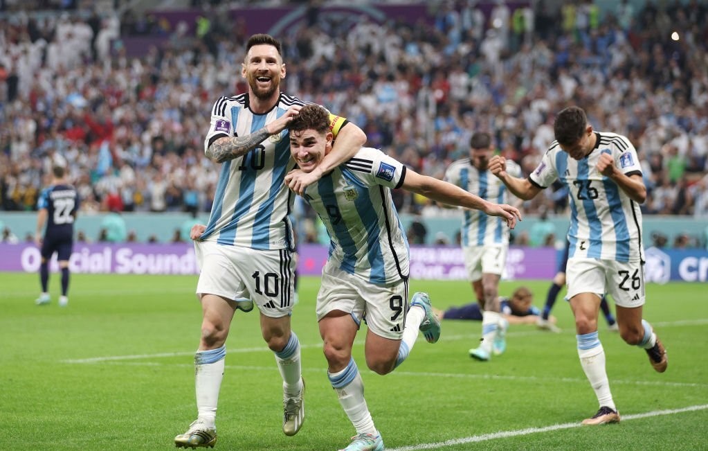 Nối gót Messi, một cầu thủ Argentina được ví như huyền thoại Maradona-231711