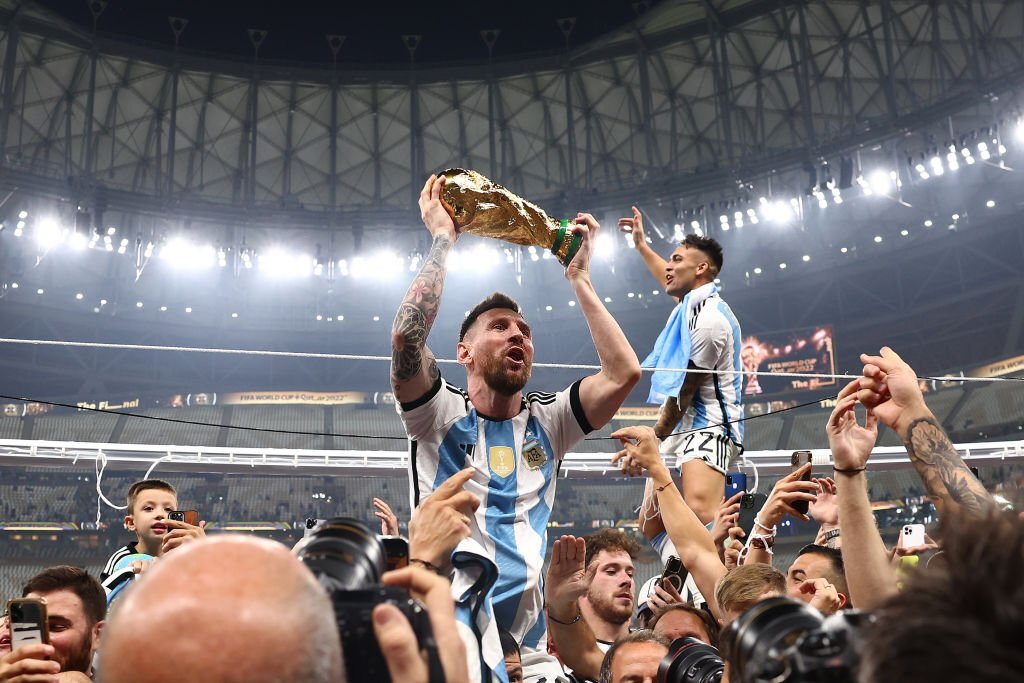 'Niềm tự hào' của Ronaldo chính thức bị Messi lật đổ sau World Cup 2022 233909