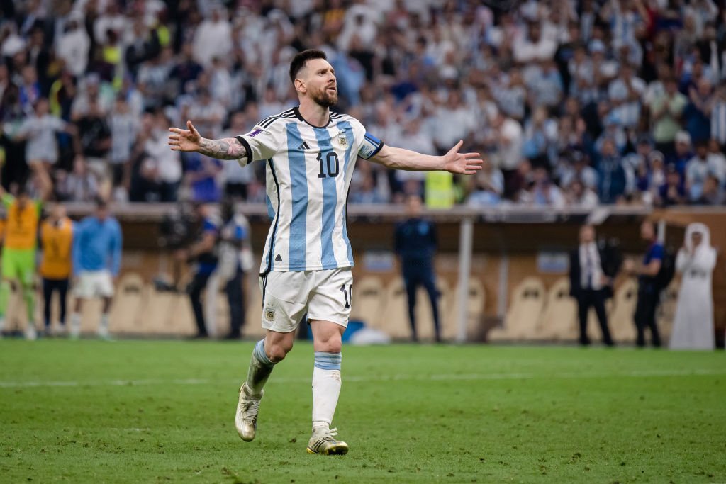 'Niềm tự hào' của Ronaldo chính thức bị Messi lật đổ sau World Cup 2022 233911