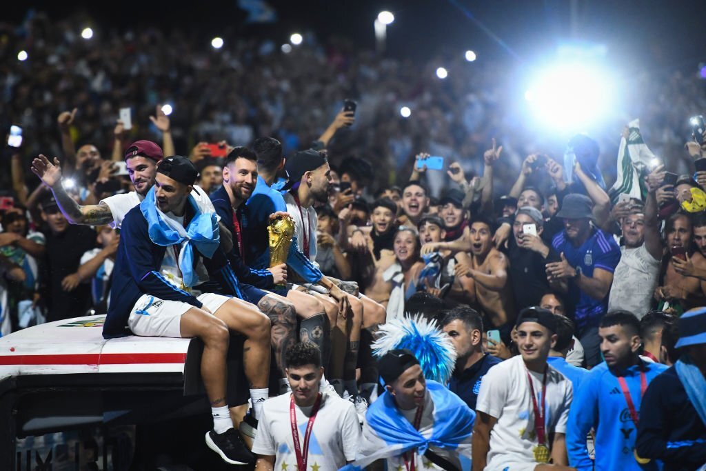 Người hâm mộ Argentina 'trả giá' cho hành động sang Qatar cổ vũ Messi 234293