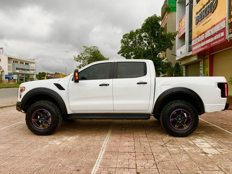 ford-ranger-cua-huan-hoa-hong-1