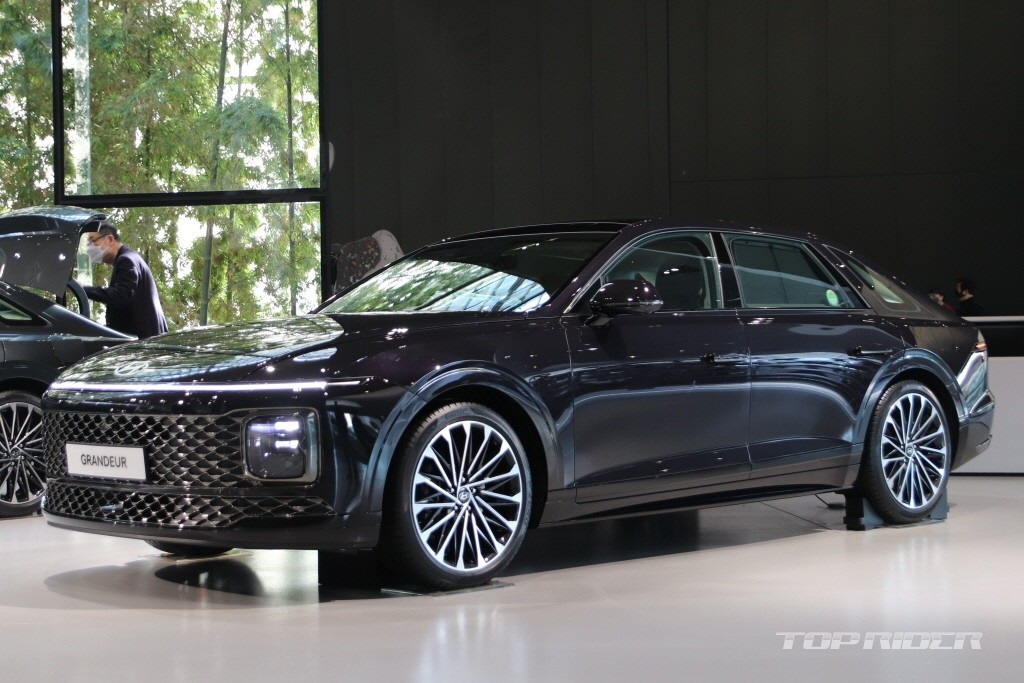 Giá chỉ 702 triệu đồng, sedan hạng D của Hyundai 'CHÁY HÀNG' vì quá rẻ
