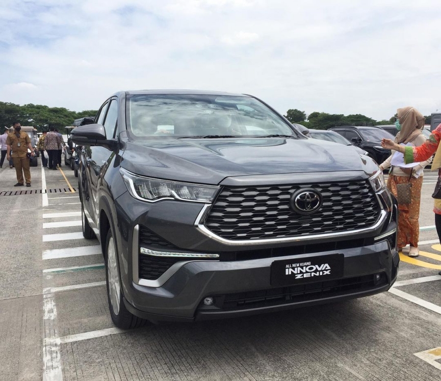 Toyota Innova Hybrid 2023