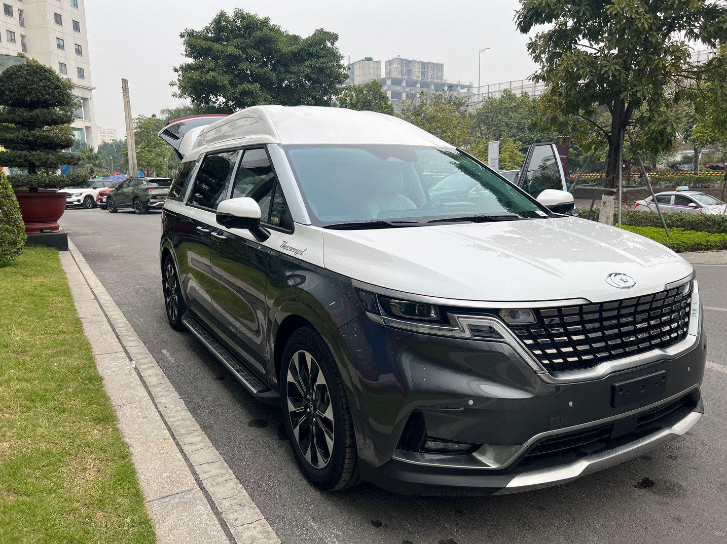 Cận cảnh Kia Carnival Royal 2023 tại đại lý MPV hạng sang, giá gần 2