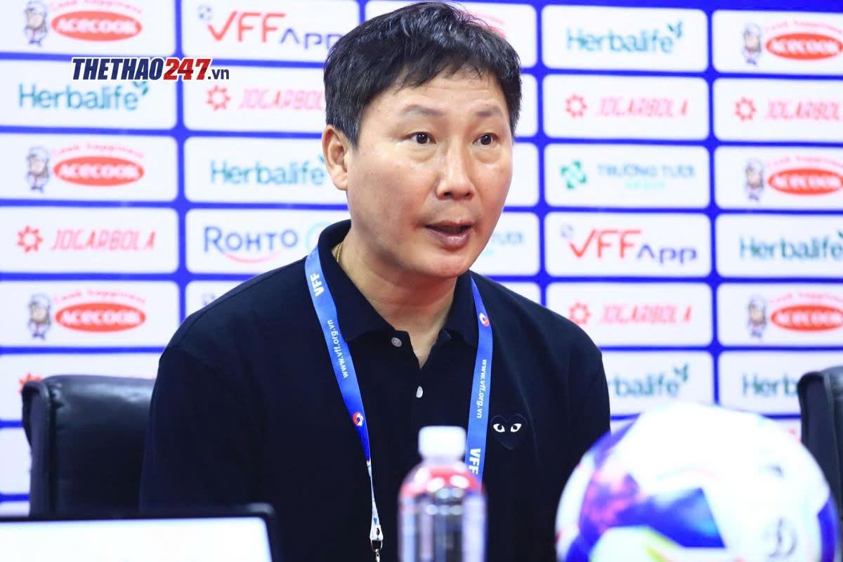HLV Kim Sang Sik: 'Chúng tôi phải xem lại cân nặng của Xuân Son'