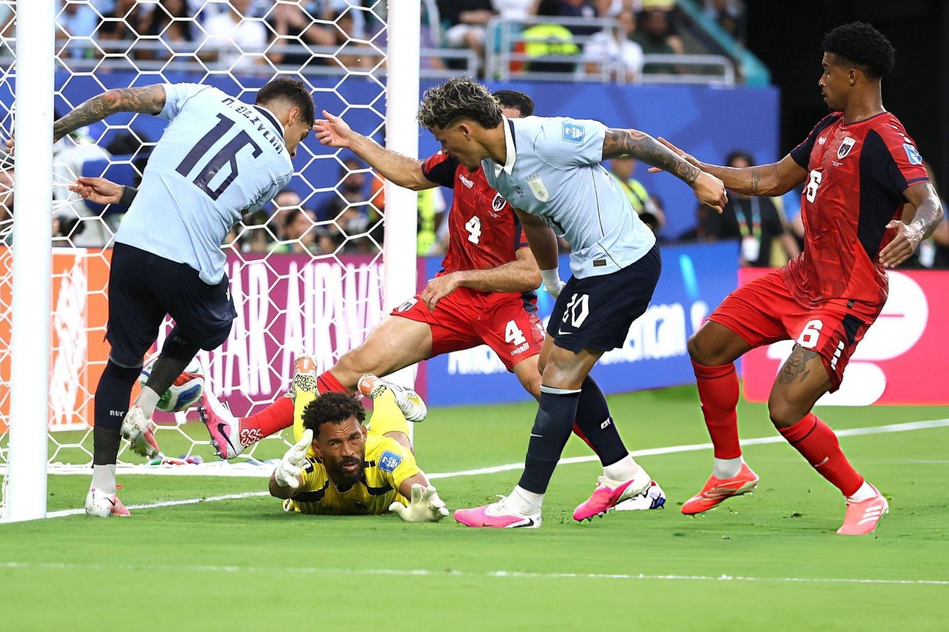 Uruguay ném bay chiến thắng, Cape Verde làm rung chuyển World Cup