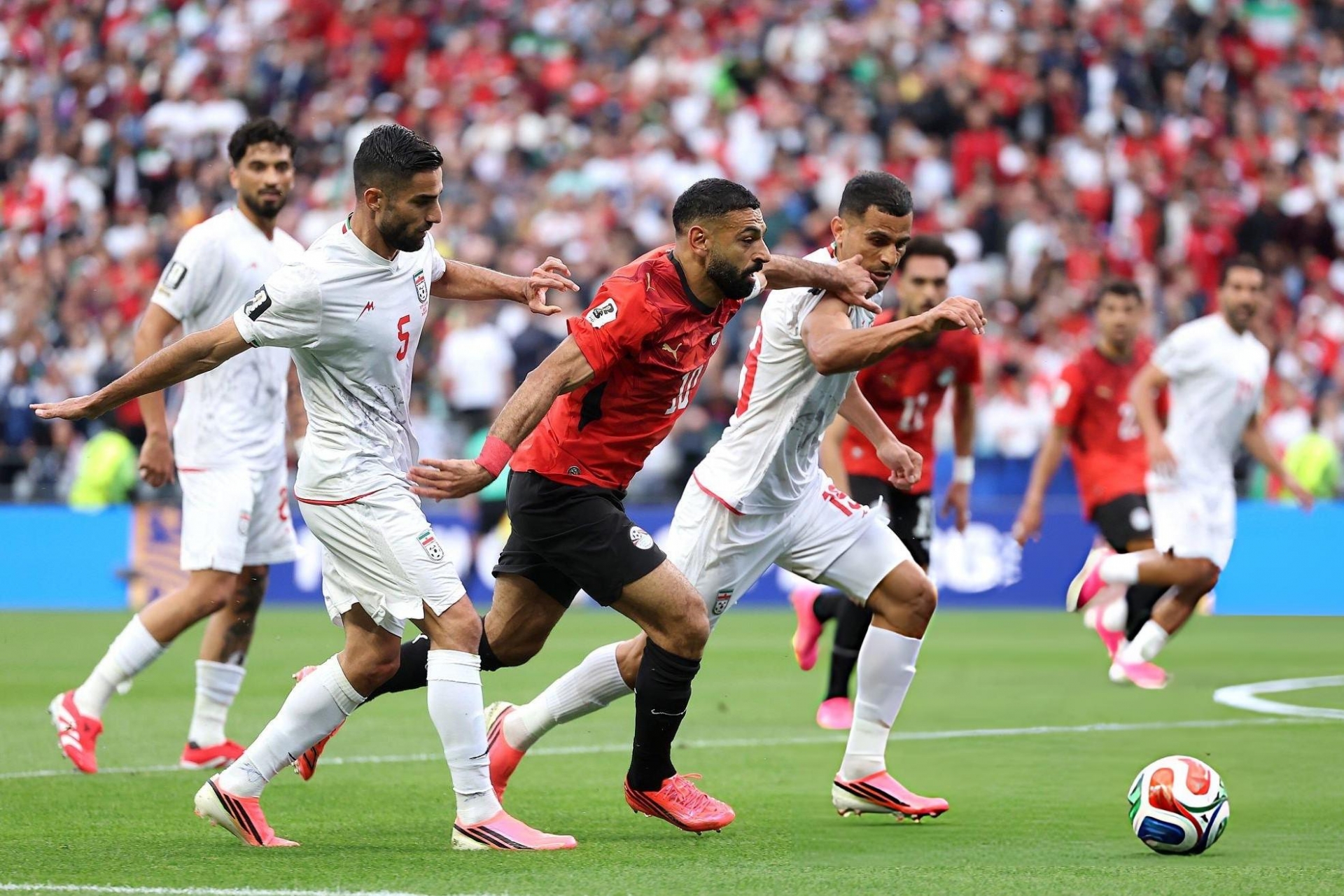 VAR gây bùng nổ, Iran mất chiến thắng khó tin trước Ai Cập