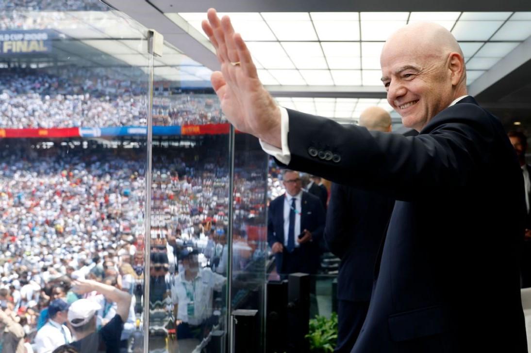 Chủ tịch FIFA bay vòng quanh Trái Đất 2,5 lần trong World Cup