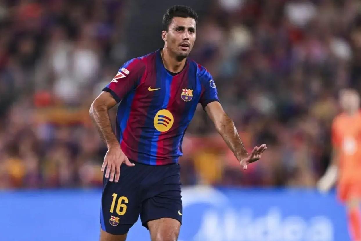 Barcelona tính gây sốc trước PSG bằng quyết định khó tin với Rodri