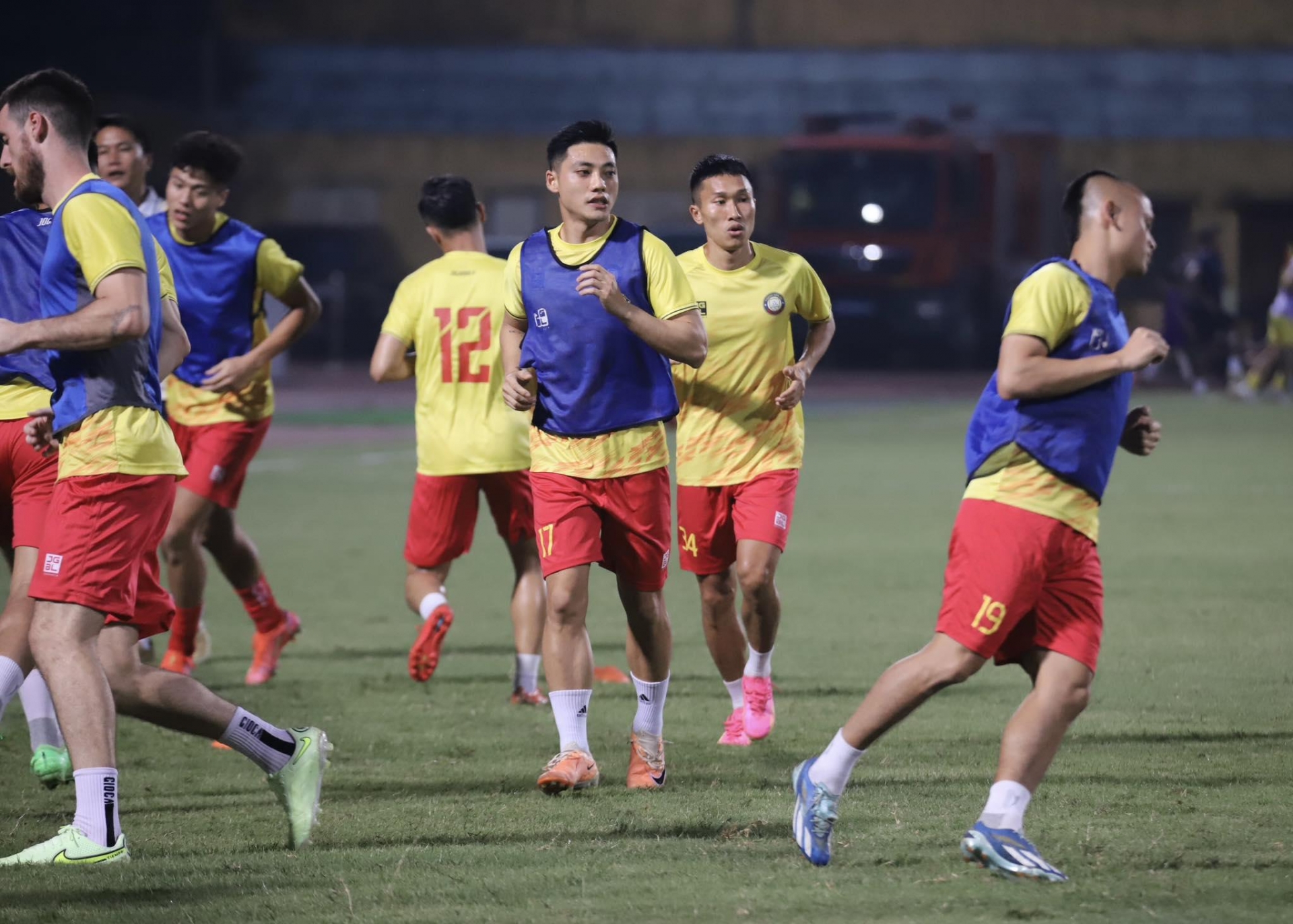 Trực tiếp Hà Nội vs Thanh Hóa: Tuấn Hải, Thái Sơn đá chính 466684