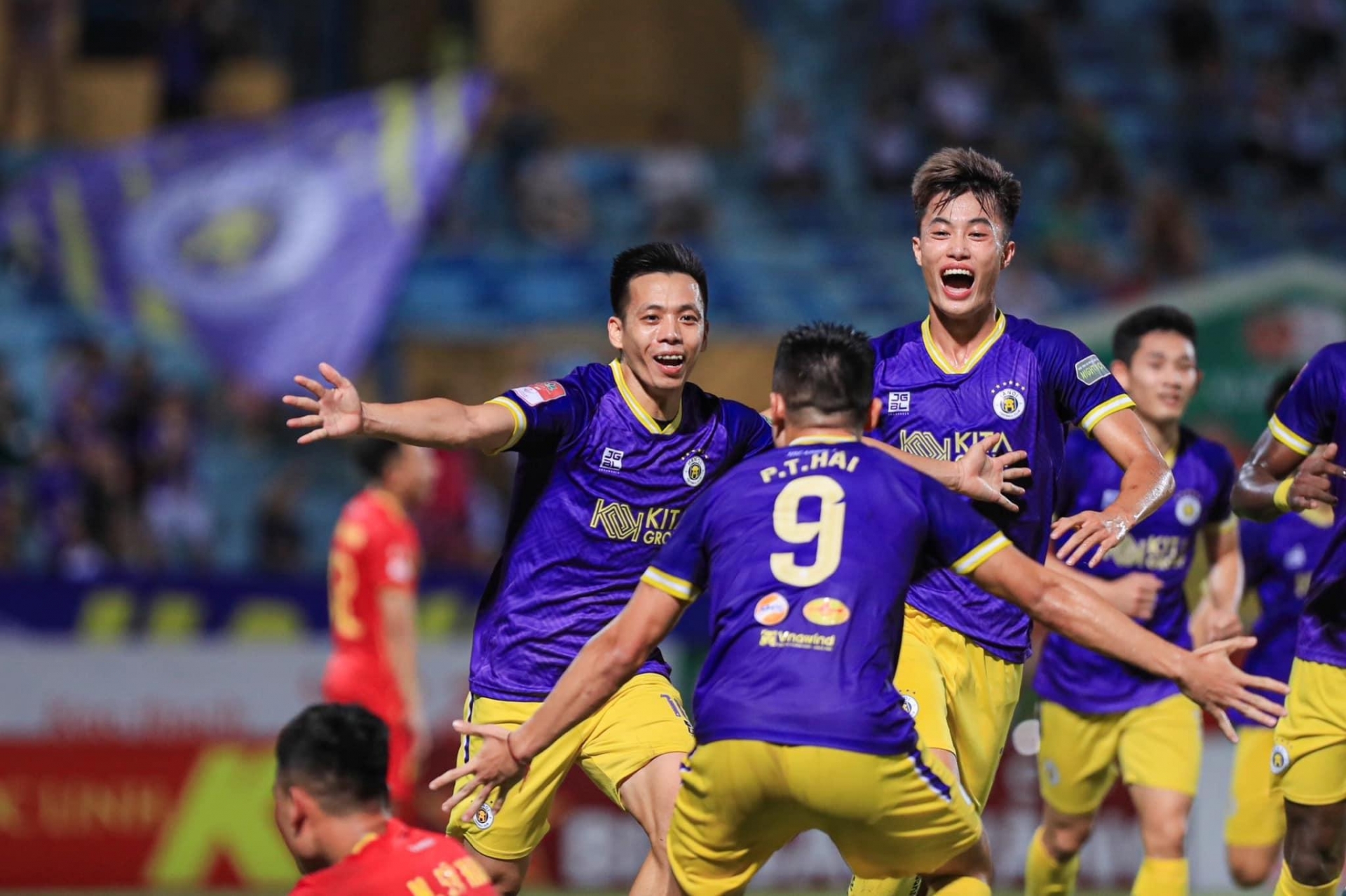 Trực tiếp Hà Nội 2-1 Thanh Hóa: Văn Quyết lập cú đúp! 466776