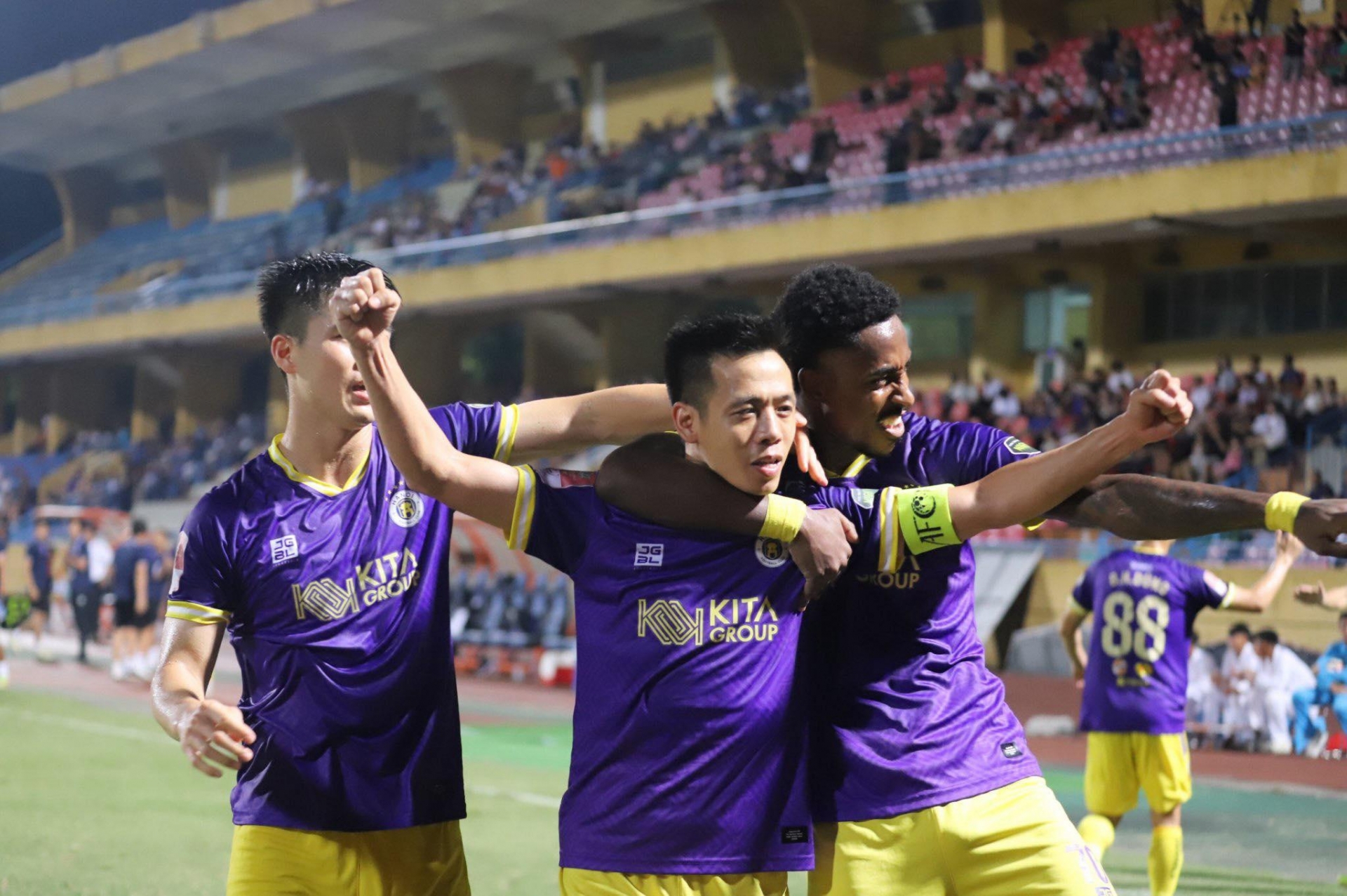 Trực tiếp Hà Nội 2-1 Thanh Hóa: Văn Quyết lập cú đúp! 466779