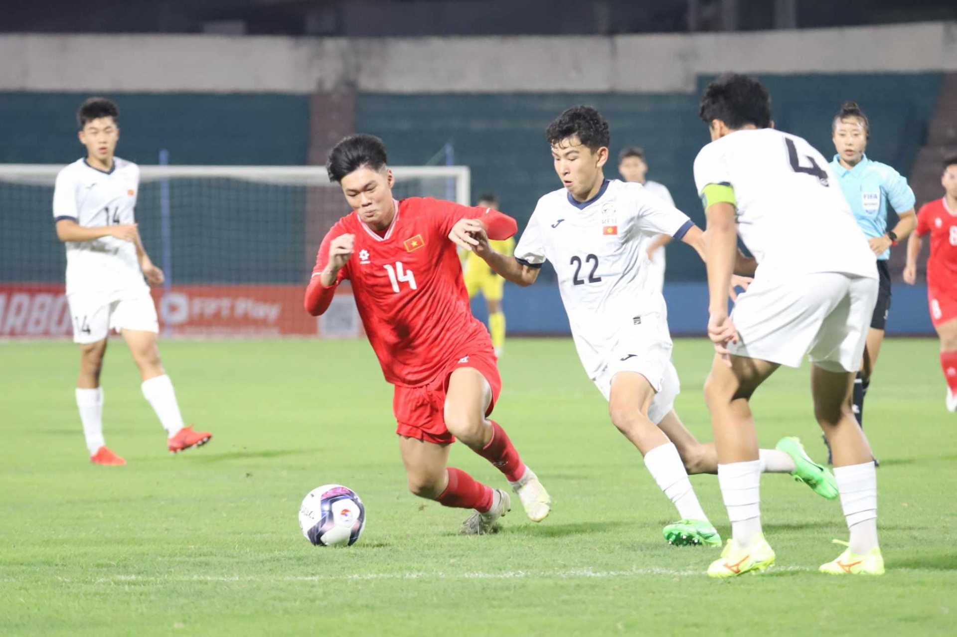 Trực tiếp U17 Việt Nam vs U17 Kyrgyzstan: U17 Việt Nam dồn ép