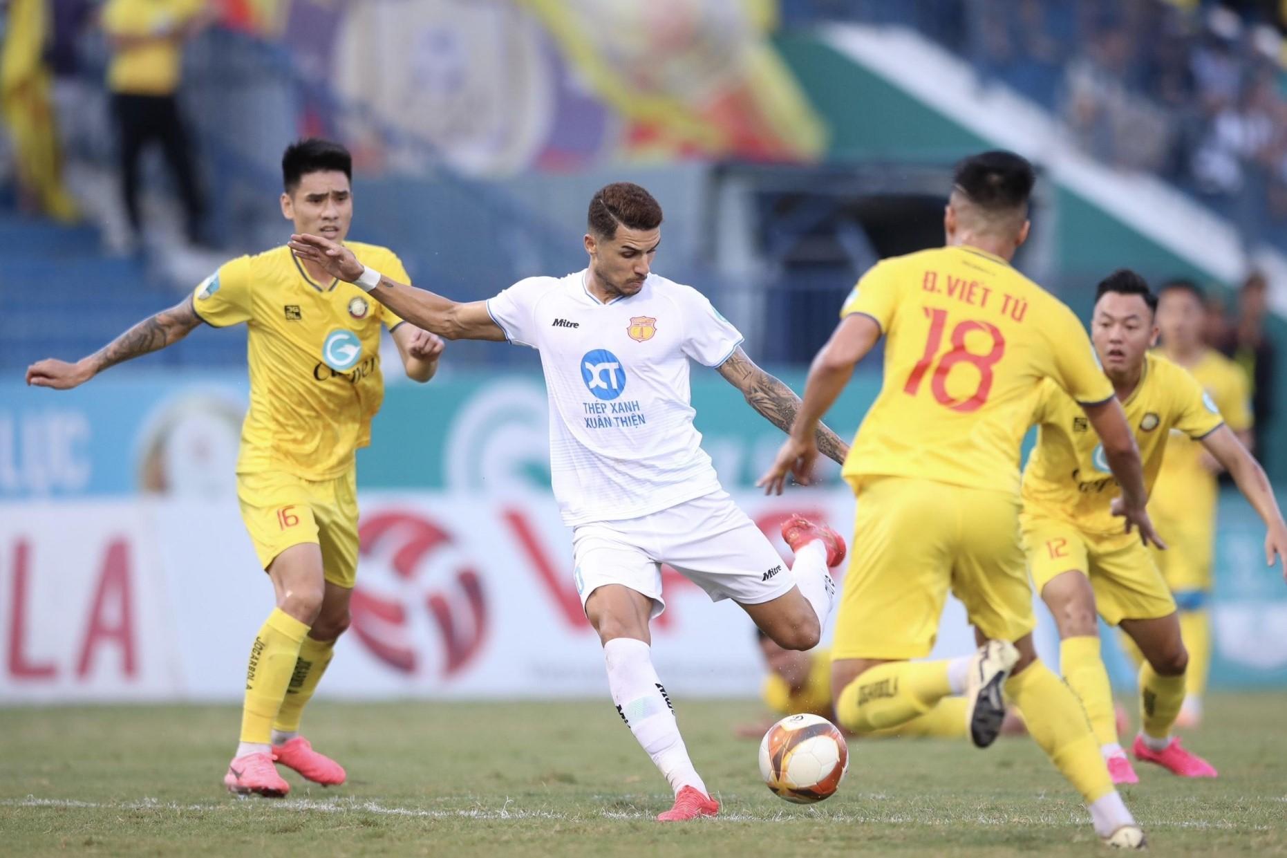 Trực tiếp Thanh Hóa 0-0 Nam Định: Đội chủ nhà lấn lướt