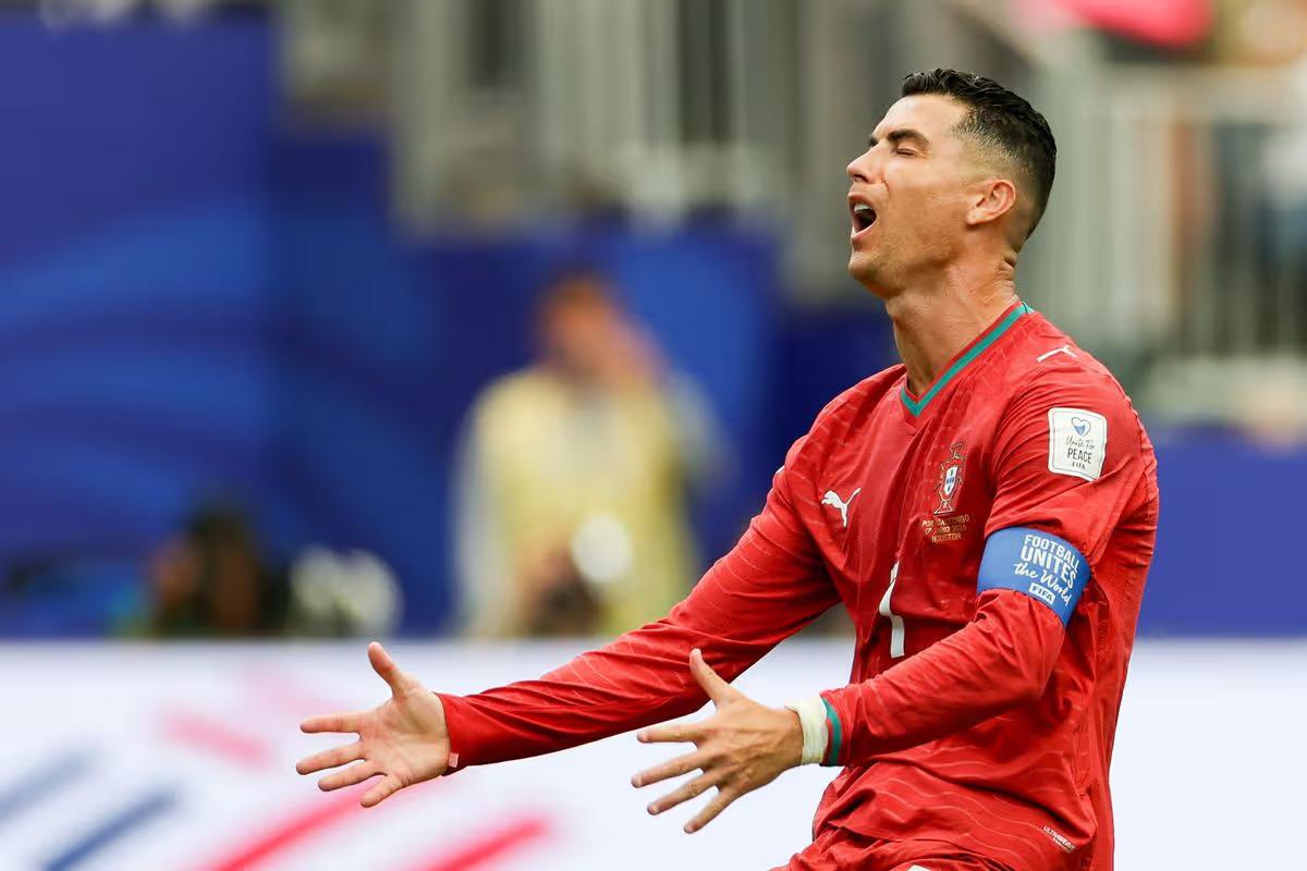 HLV Cannavaro cảnh báo Uzbekistan đừng mắc bẫy Ronaldo