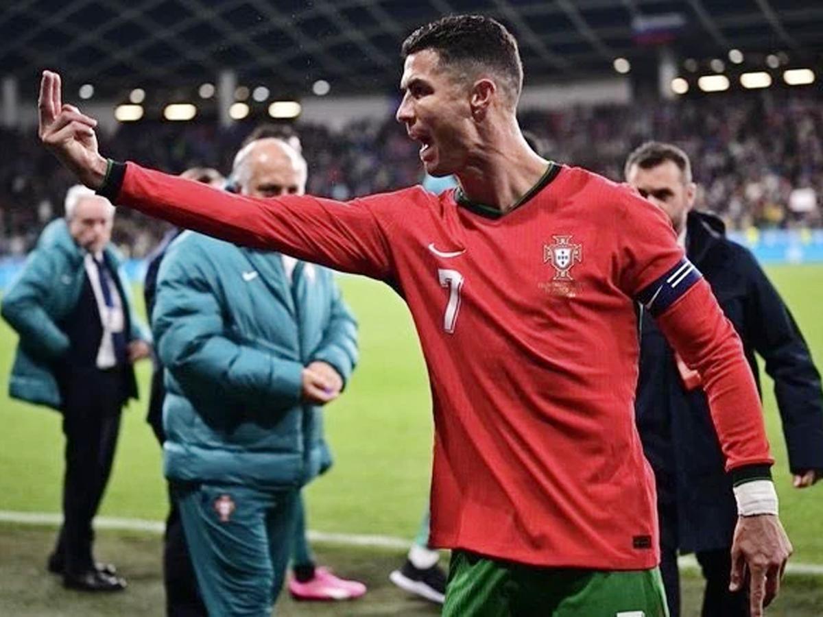 Ronaldo nổi nóng đòi 2 quả 11m cho Bồ Đào Nha nhưng giao hữu làm gì có VAR-430372
