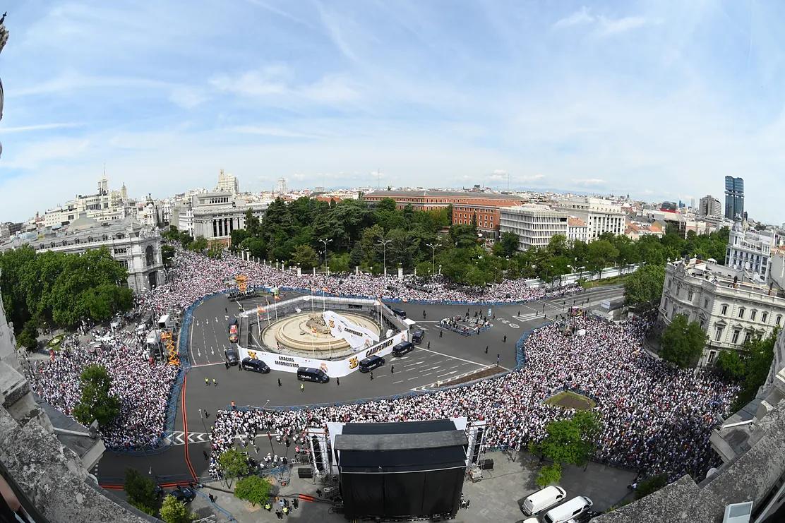 Real Madrid diễu hành mừng chức vô địch La Liga tại thủ đô Madrid 460946