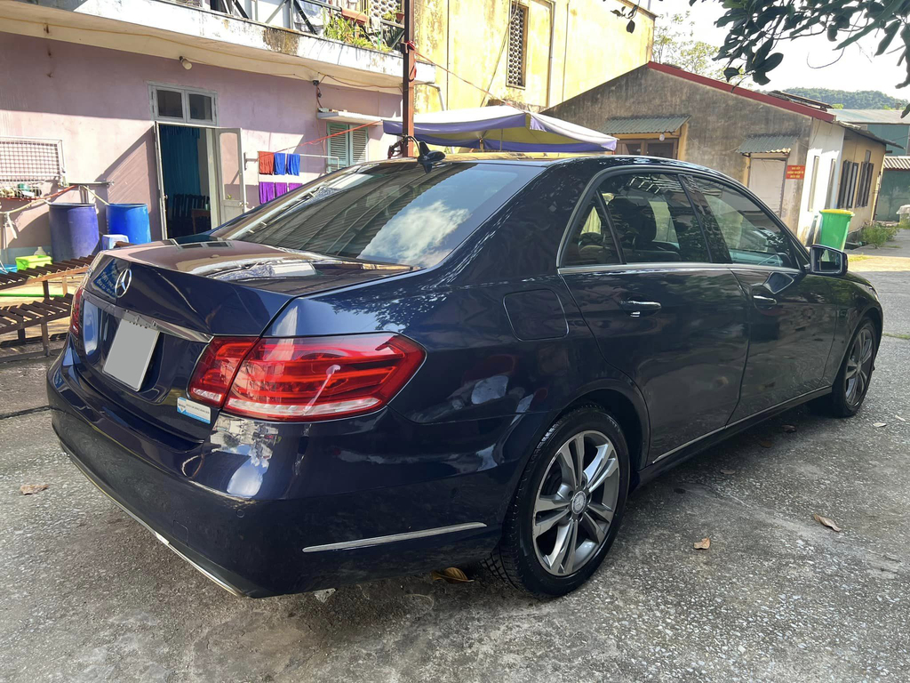 Bất ngờ với Mercedes E250 lăn bánh 10 năm rao bán chỉ hơn 500 triệu đồng 404680