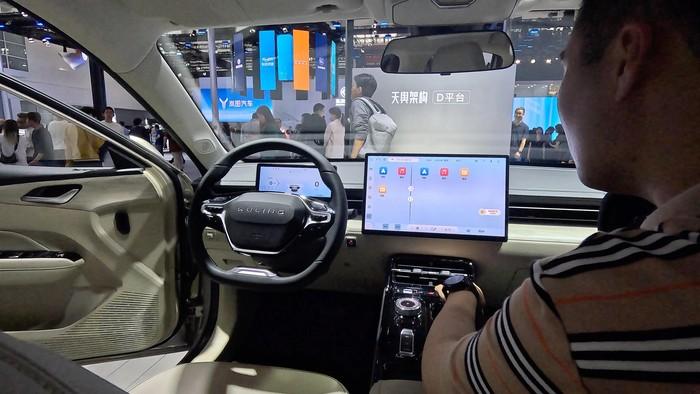 Sedan giá rẻ Wuling Starlight EV làm tâm điểm tại Triển lãm Ô tô lớn nhất Trung Quốc 2024 453422