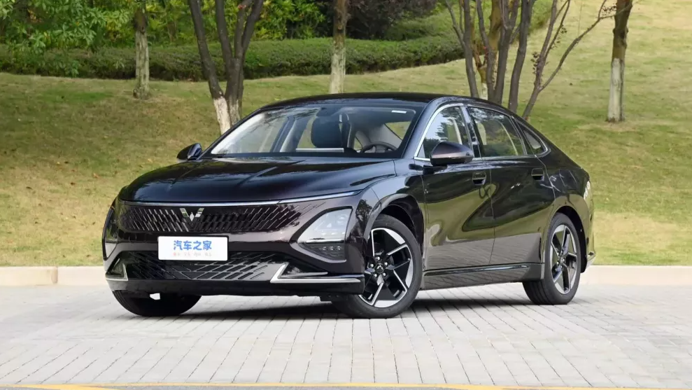 Sedan giá rẻ Wuling Starlight EV làm tâm điểm tại Triển lãm Ô tô lớn nhất Trung Quốc 2024 453425