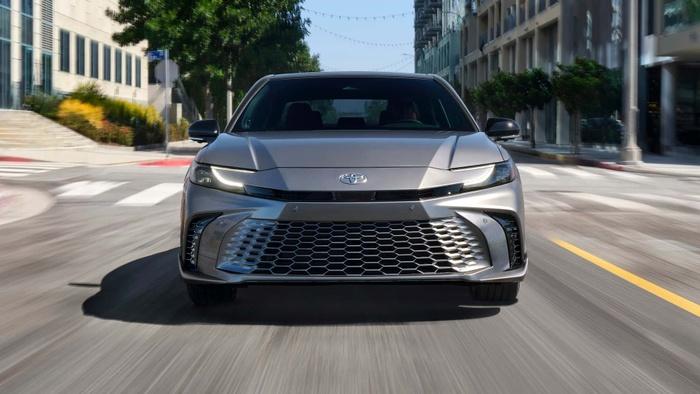 Toyota Camry 2025 bán kèm lạc tới 5.000 USD  477946