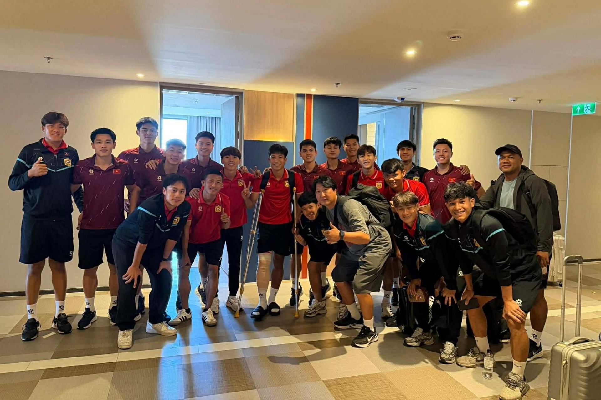 U22 Việt Nam có hành động gây sốt với cầu thủ Lào bị gãy chân