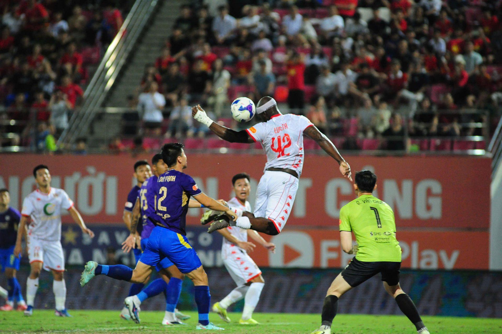 Trực tiếp bóng đá Hà Nội 1-0 Hà Tĩnh: Xuân Mạnh ghi bàn