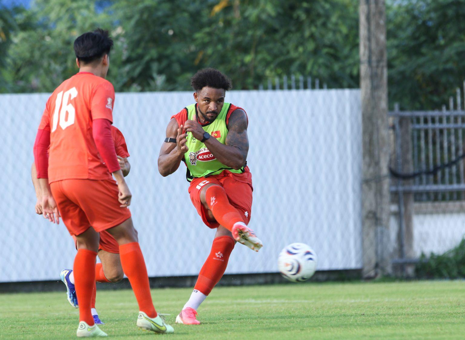 ĐT Việt Nam có buổi tập đầu tiên tại Thái Lan trước AFF Cup