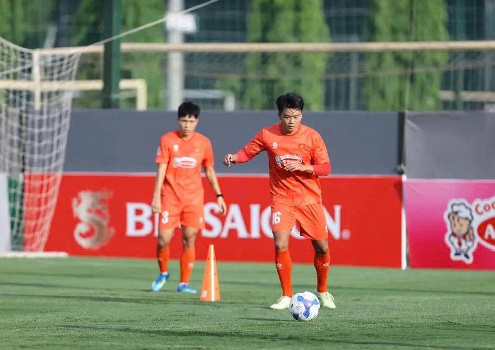 Hậu vệ ĐT Việt Nam gặp sự cố hy hữu trước trận ra quân AFF Cup