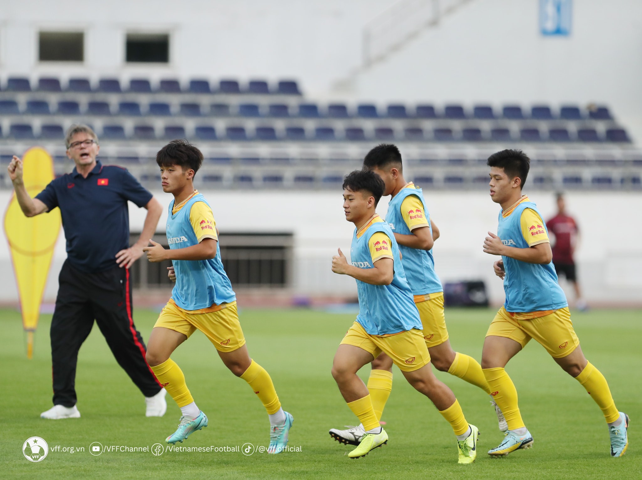 hlv-troussier-nhan-tin-kem-vui-tu-u22-viet-nam-truoc-sea-games