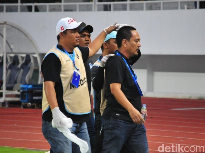 ceo-psis-yoyok-sukawi-juga-turun-ke-lapangan-di-menit-akhir-laga-psis-vs-pss-di-stadion-jatidiri-semarang-minggu-3122023-sore-43-5114-1701675068.jpeg