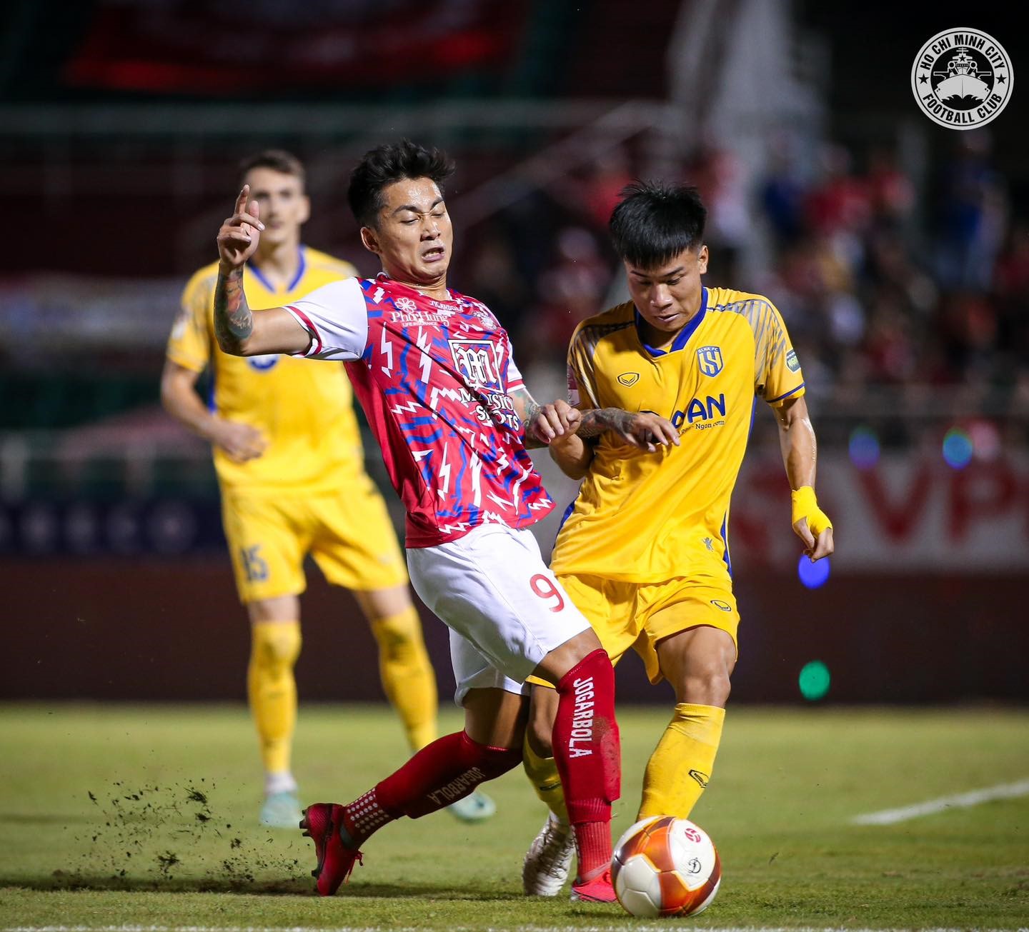 Bị thủng lưới theo cách khó tin, SLNA thua đau TP HCM 377644