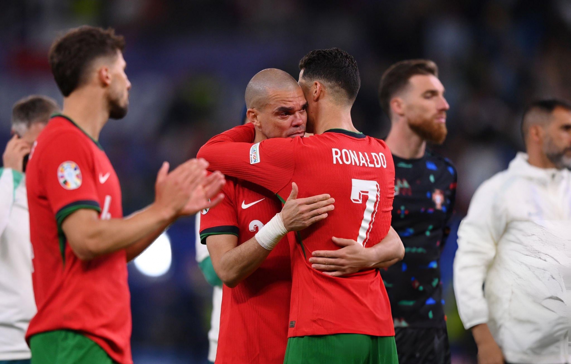 Ronaldo buồn bã trong trong trận đấu Euro cuối cùng trong sự nghiệp 493561