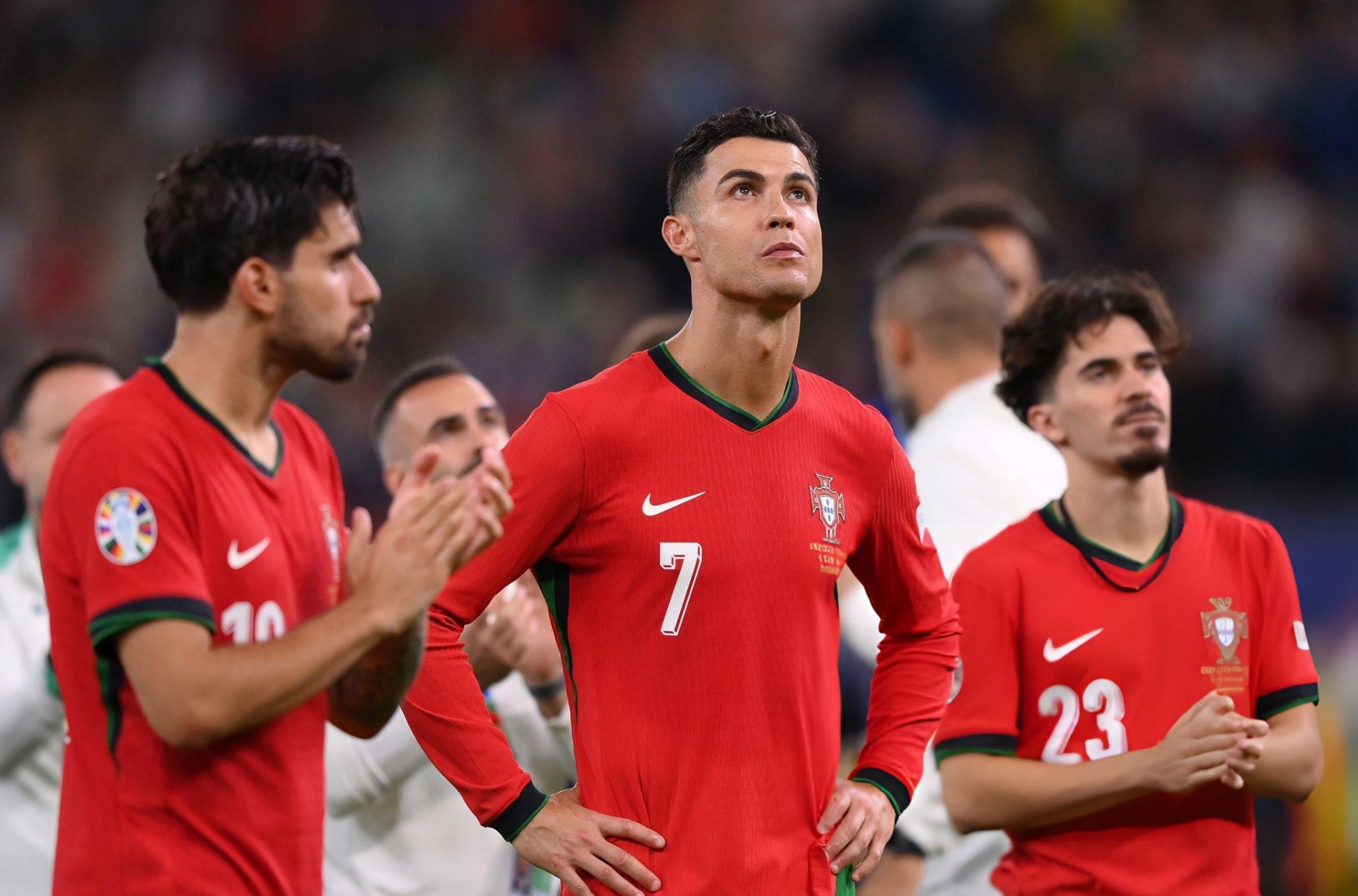 Ronaldo buồn bã trong trong trận đấu Euro cuối cùng trong sự nghiệp 493562