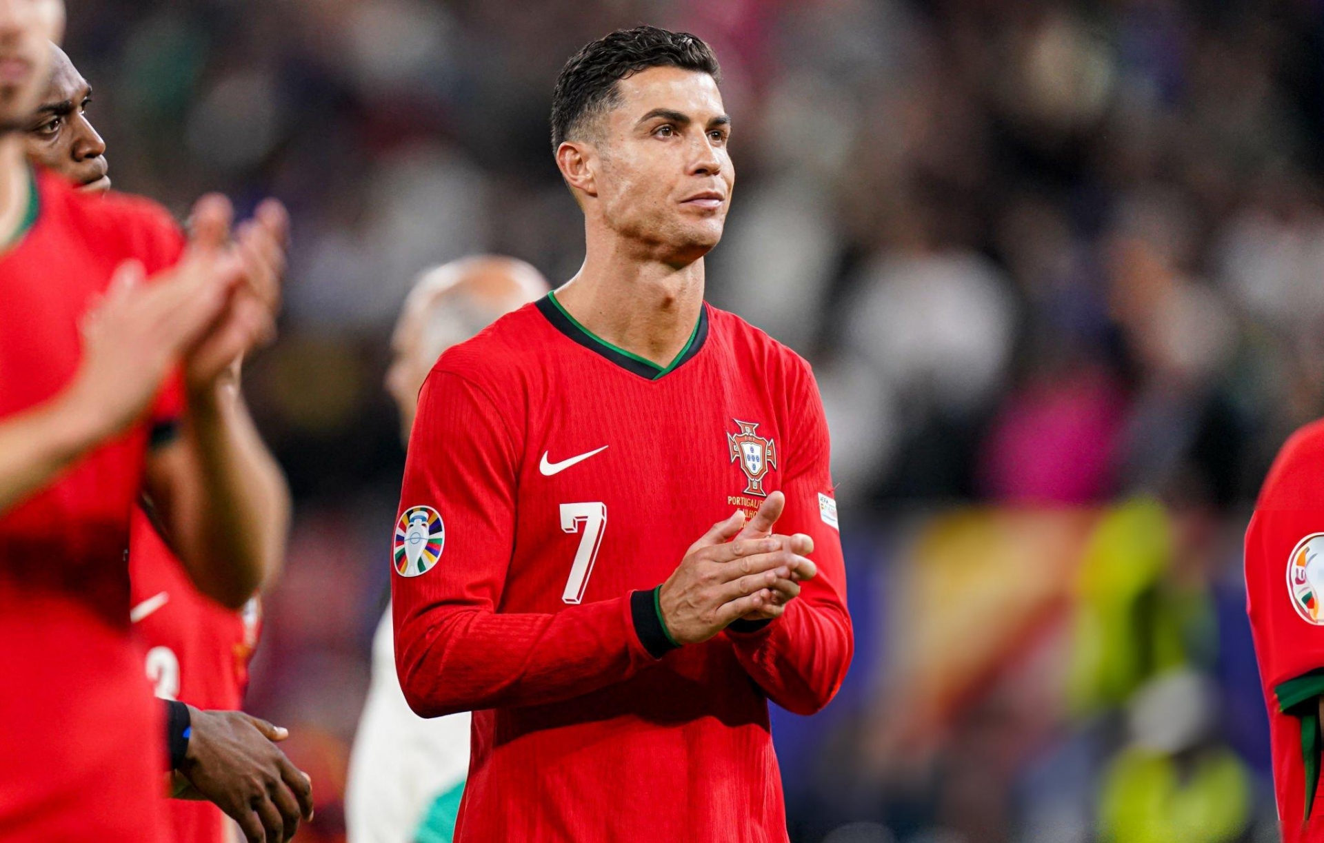 Ronaldo bình thản trong ngày Bồ Đào Nha bị loại ở Euro 493569