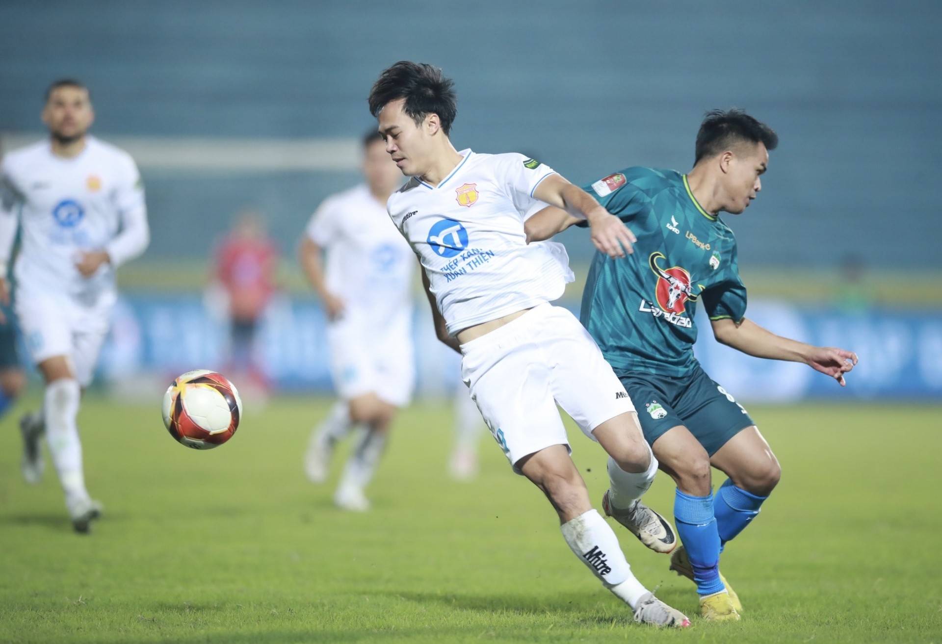 Trực tiếp HAGL 0-0 Nam Định: Xuân Son đá chính