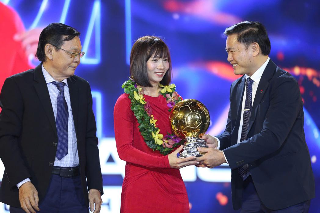 FIFA thán phục Thùy Trang với giải thưởng QBV Việt Nam