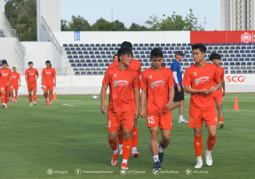 HLV Kim Sang Sik tiến hành loại 9 cầu thủ U23 Việt Nam