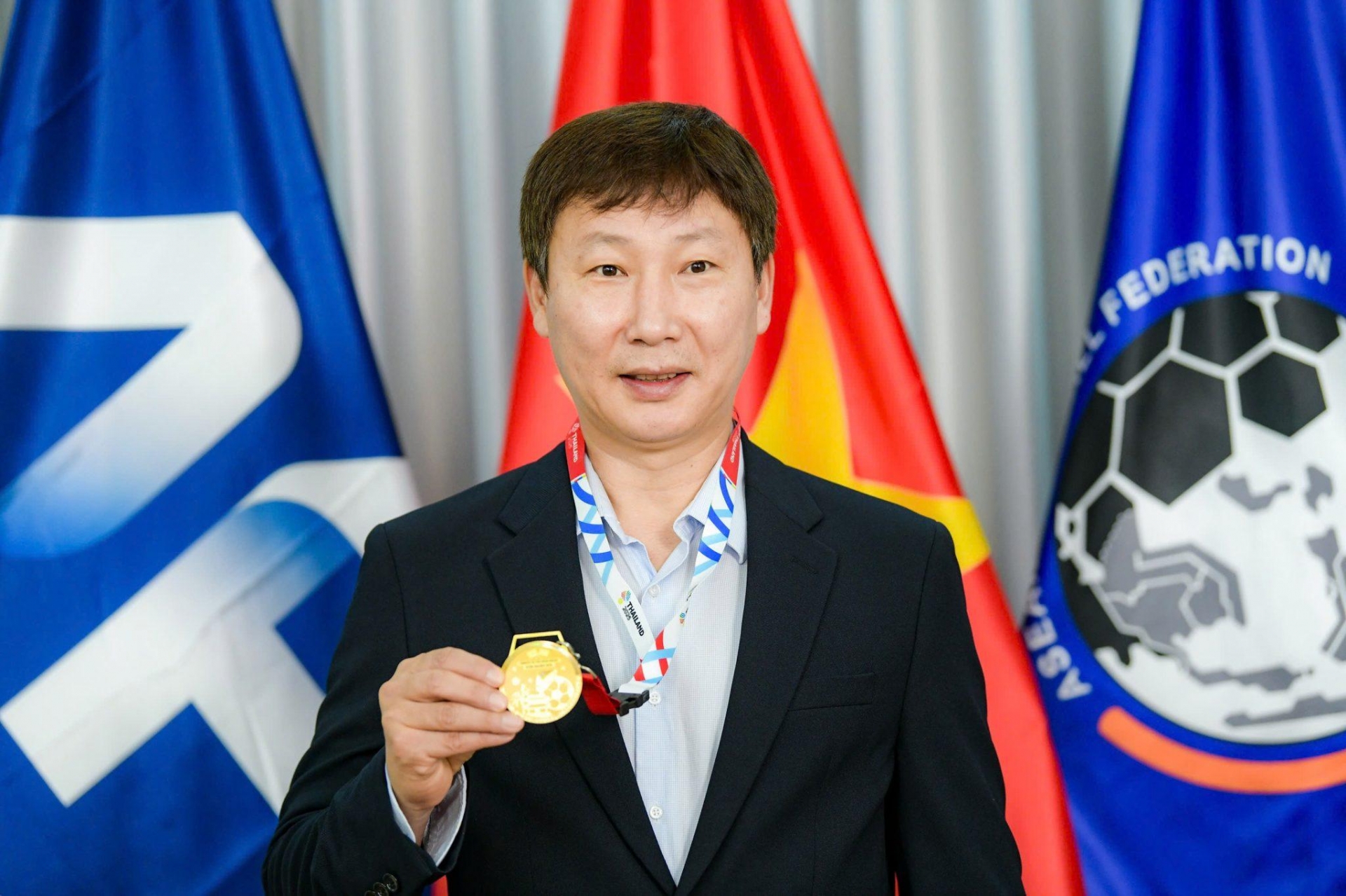 HLV Kim Sang Sik chính thức được trao huy chương vàng