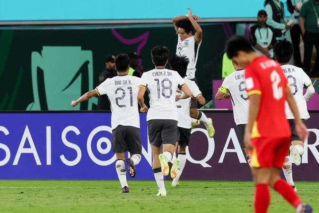 CĐV Trung Quốc đồng loạt phản ứng khi thắng đậm U23 Việt Nam