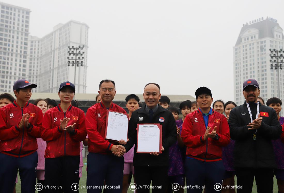 CHÍNH THỨC: LĐBĐ Việt Nam gia hạn với HLV Nhật Bản