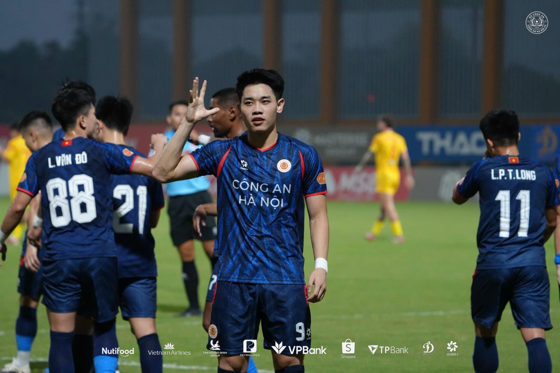 Trực tiếp bóng đá PVF CAND 1-1 CAHN: Đình Bắc nổ súng