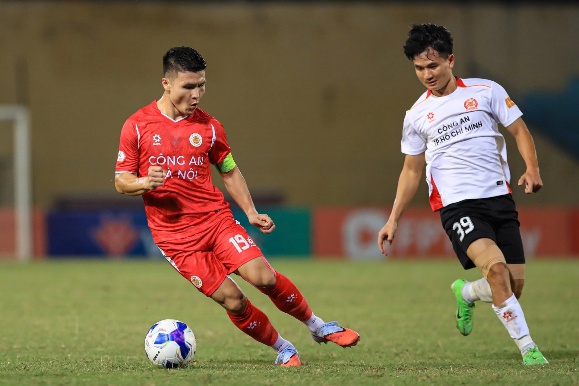 Trực tiếp bóng đá CA TP HCM 0-0 CAHN: Đội khách ép sân