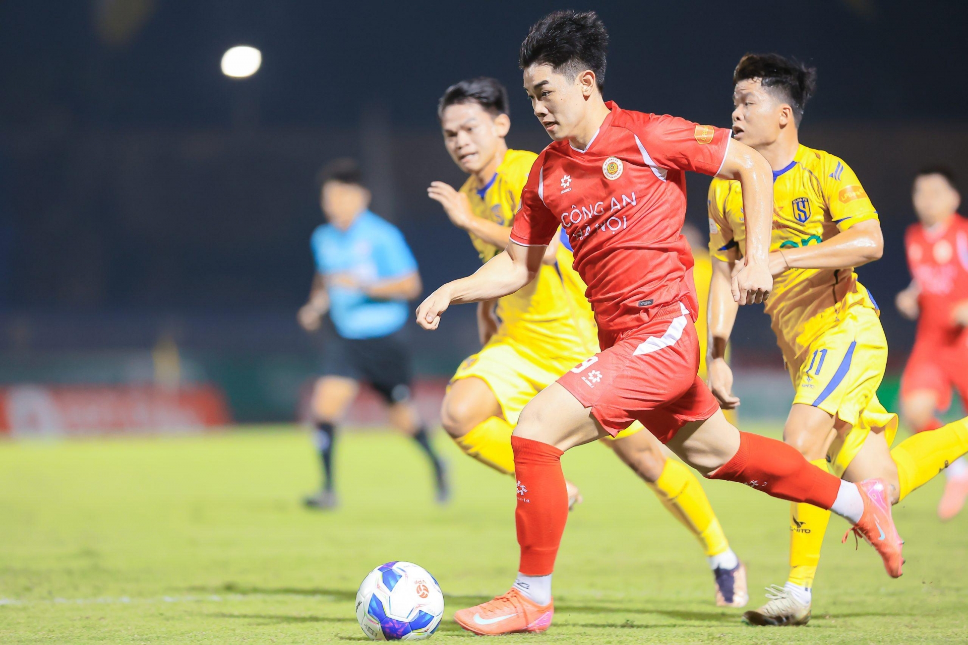 Trực tiếp bóng đá CAHN 4-1 SLNA: Đình Bắc lập hattrick