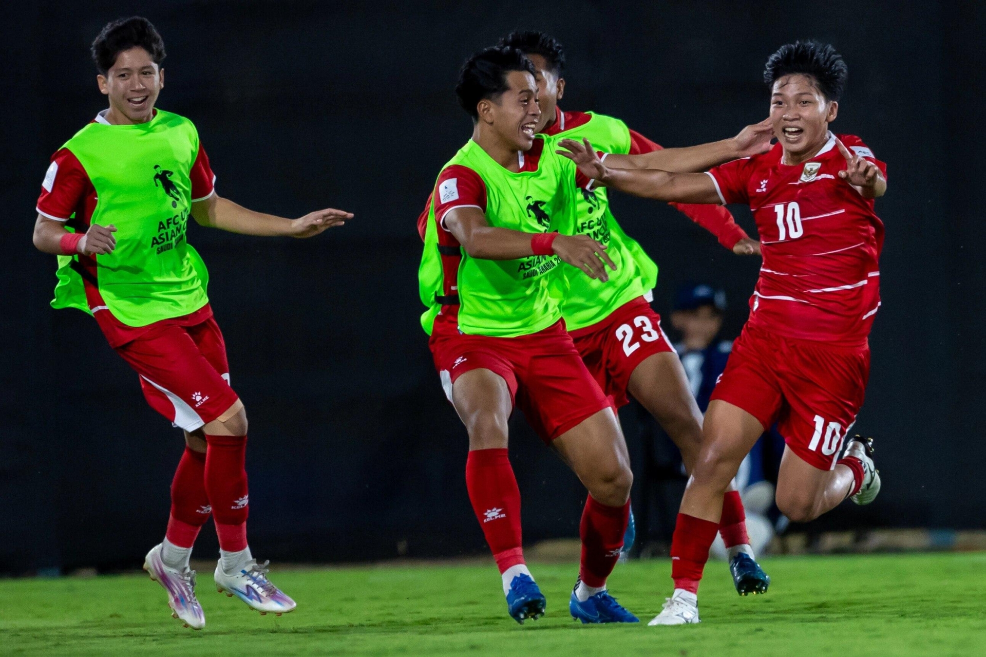Thắng cực sốc Trung Quốc, U17 Indonesia sáng cửa dự World Cup