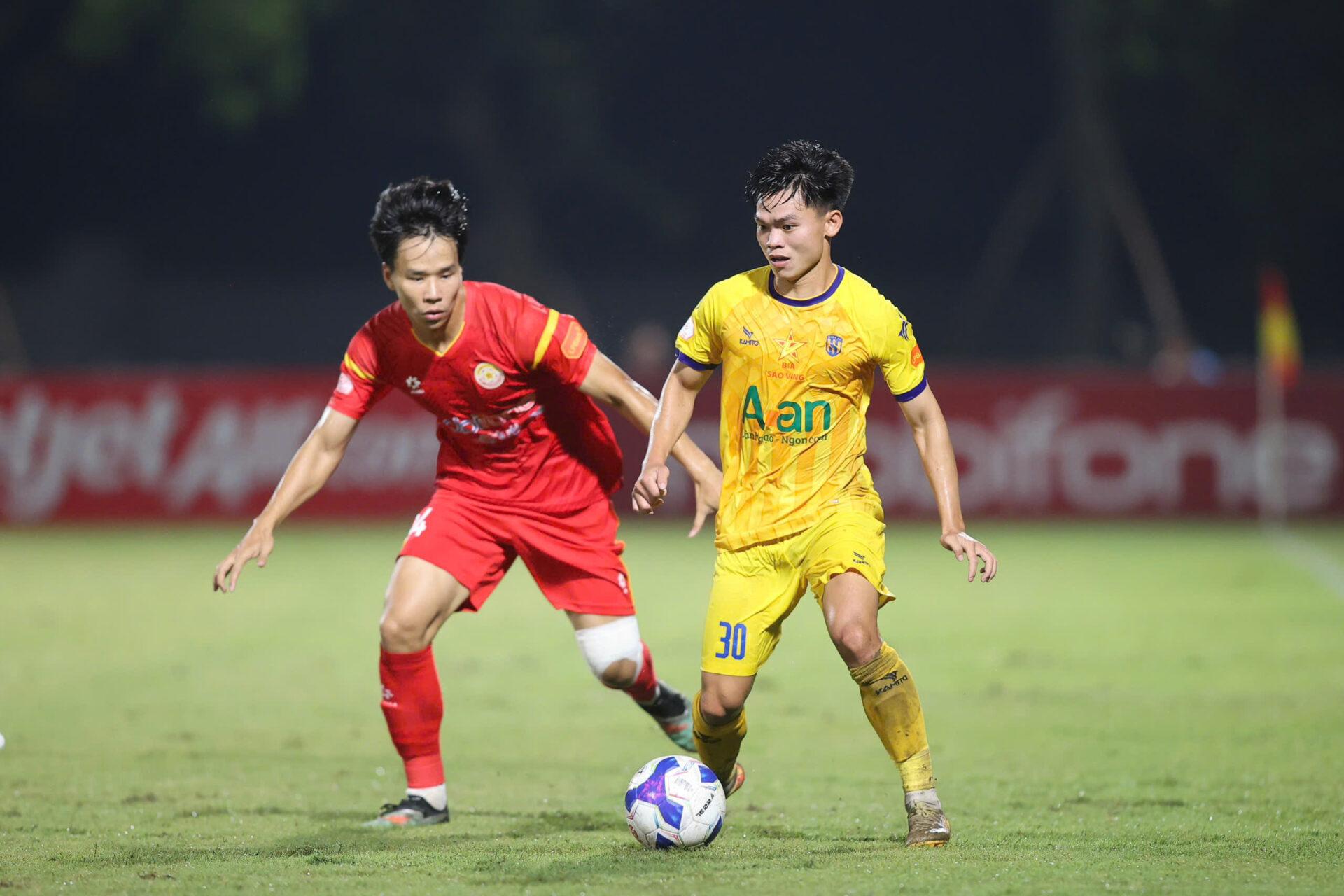 Trực tiếp bóng đá SLNA 0-0 PVF CAND: Sức ép của đội khách